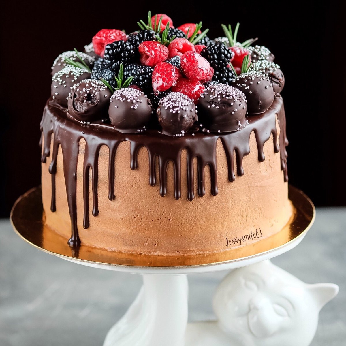 Торт с шоколадными шарами и ягодами