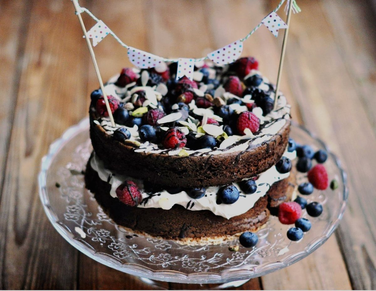 Торт с ягодами и шоколадом