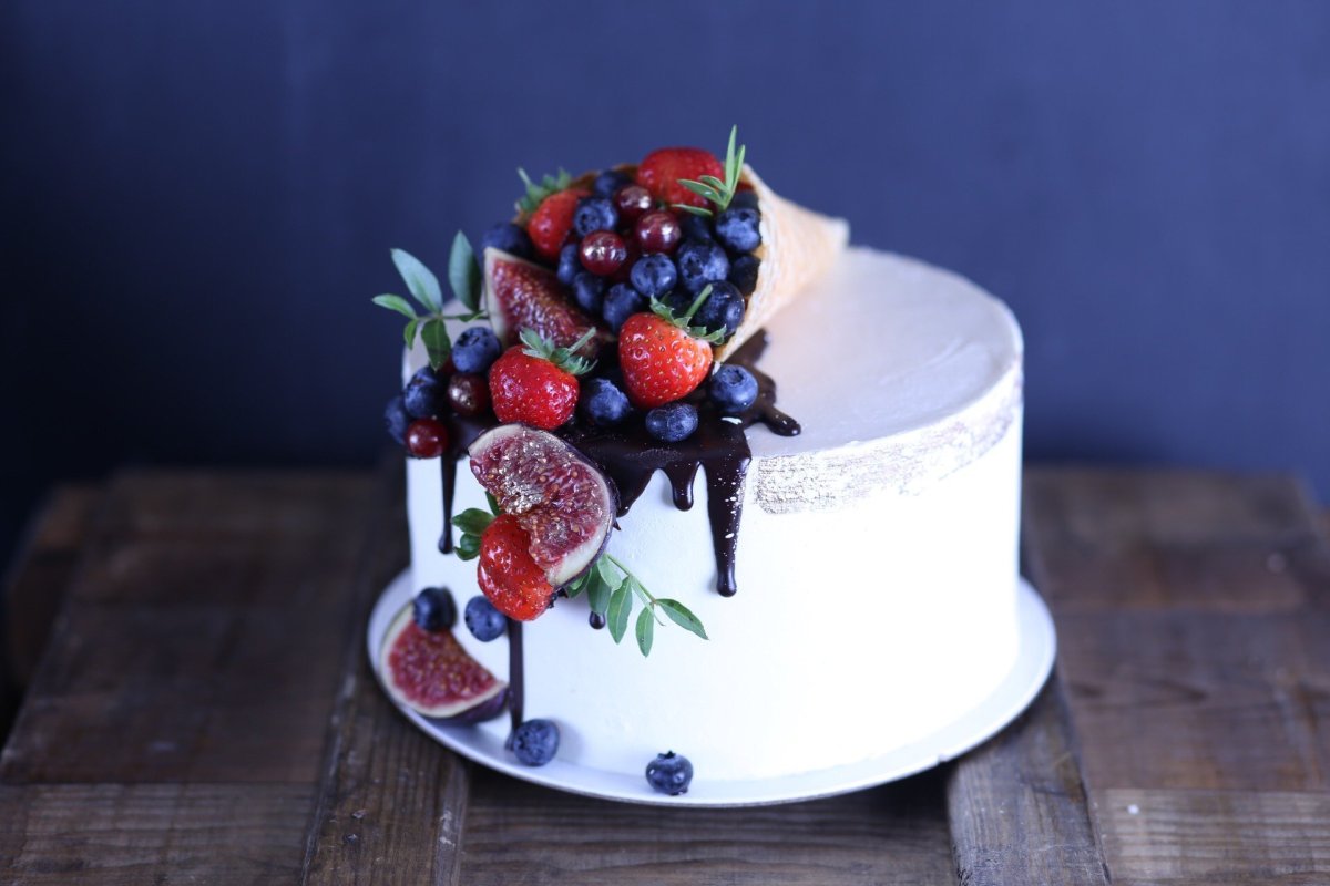 Украшение торта бусинками