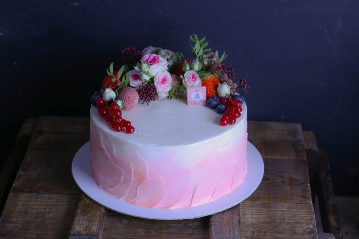 Красный бархат с крем чиз и клубникой