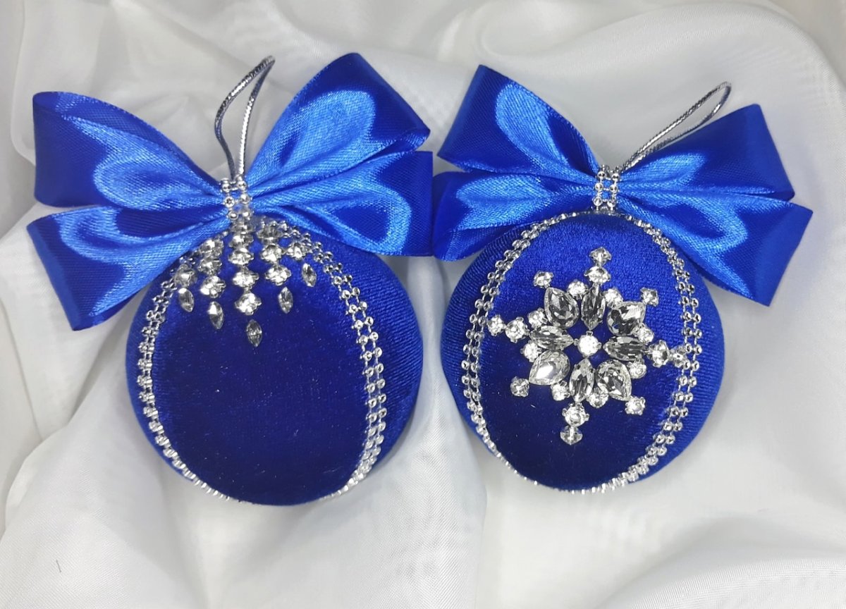 Голубой шар из бархата и страз