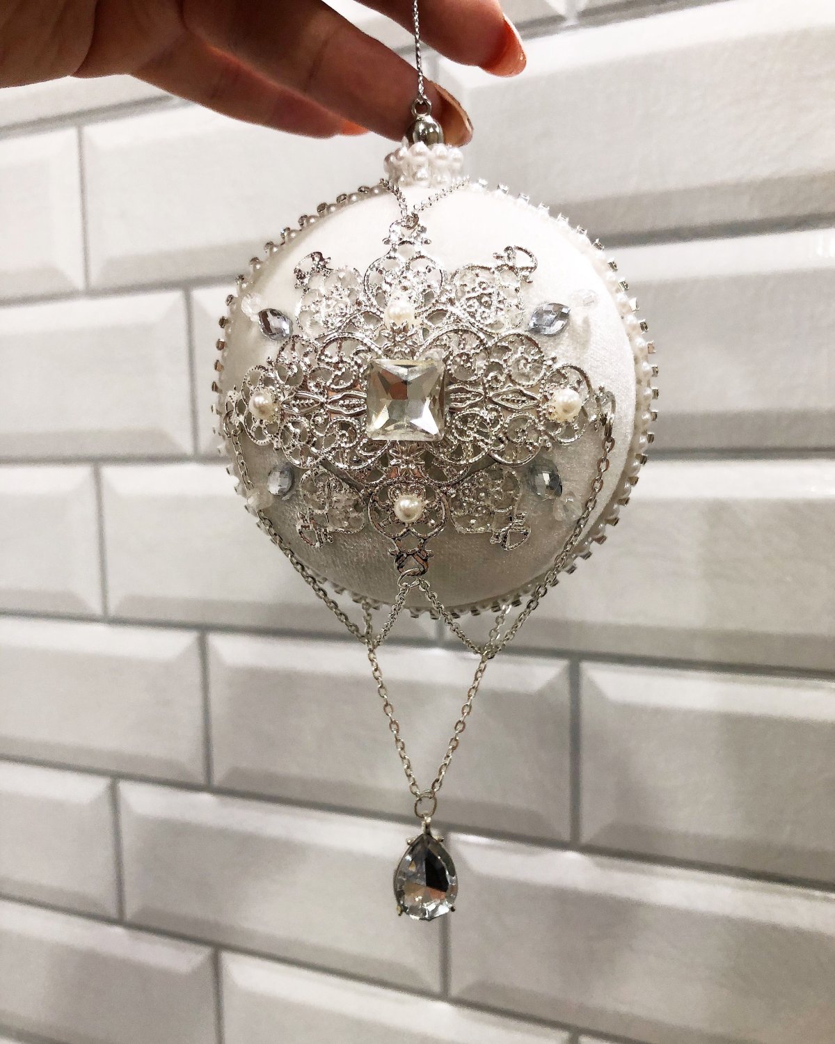 Бархатные елочные шарики с бусинами