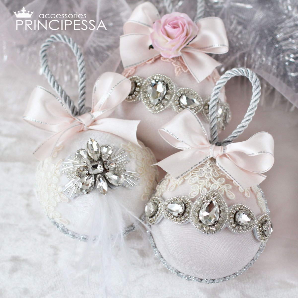 Декорирование новогодних шаров бархатом