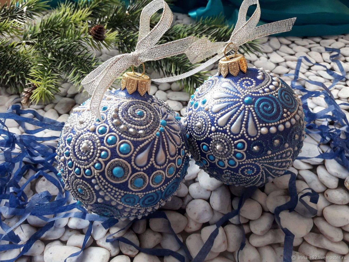 Точечная роспись новогодних шаров