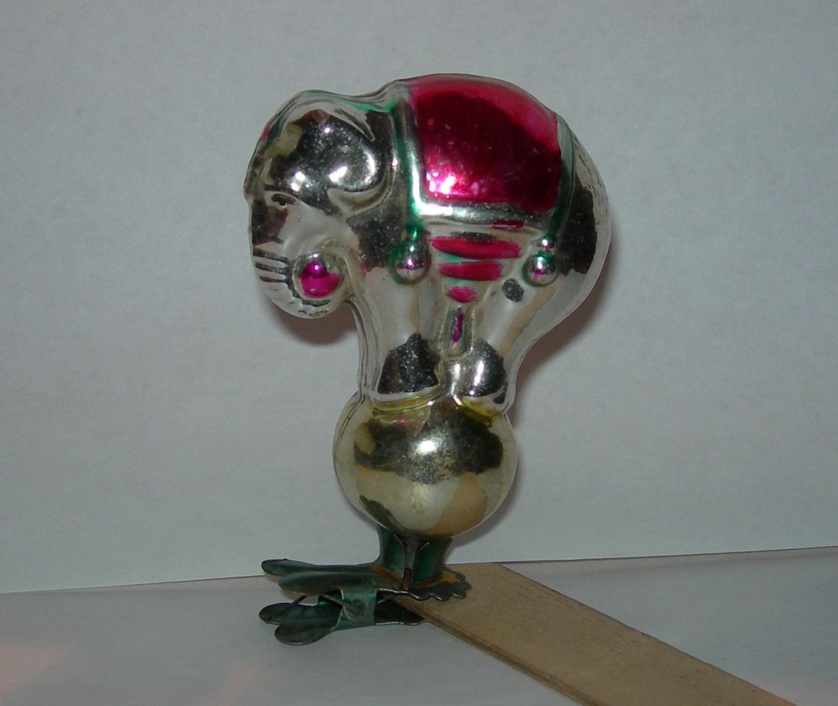 Слон на шаре елочная игрушка