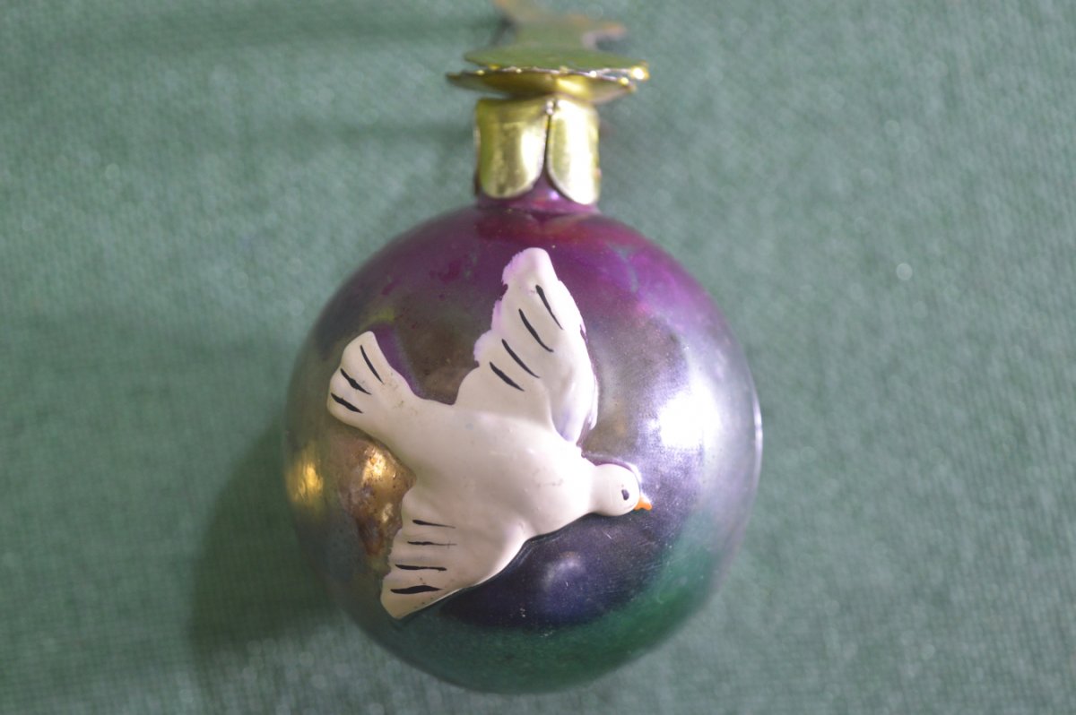 Елочная игрушка шар с голубем СССР