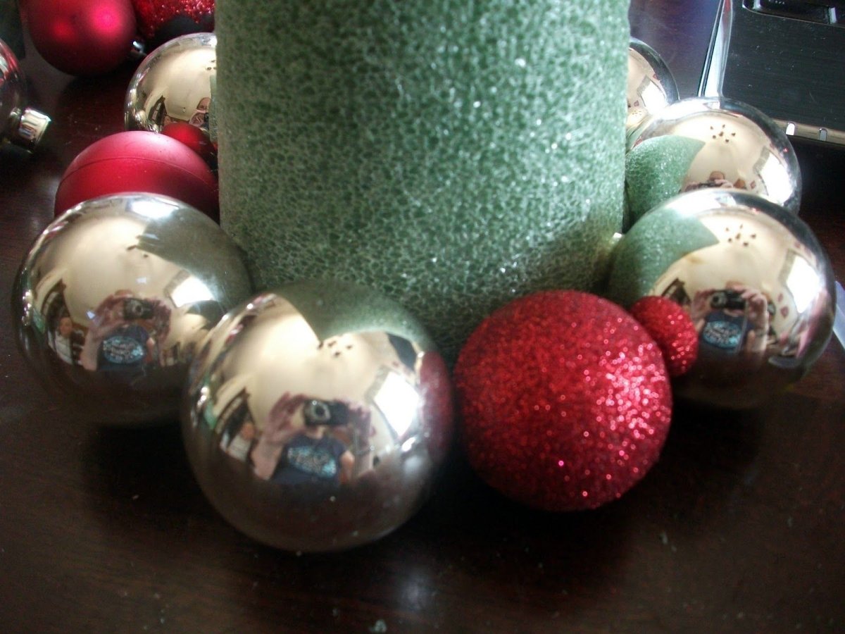 Елка из шаров елочных