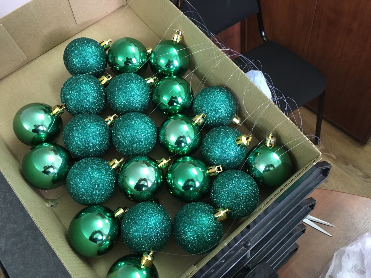 Елка из шаров елочных