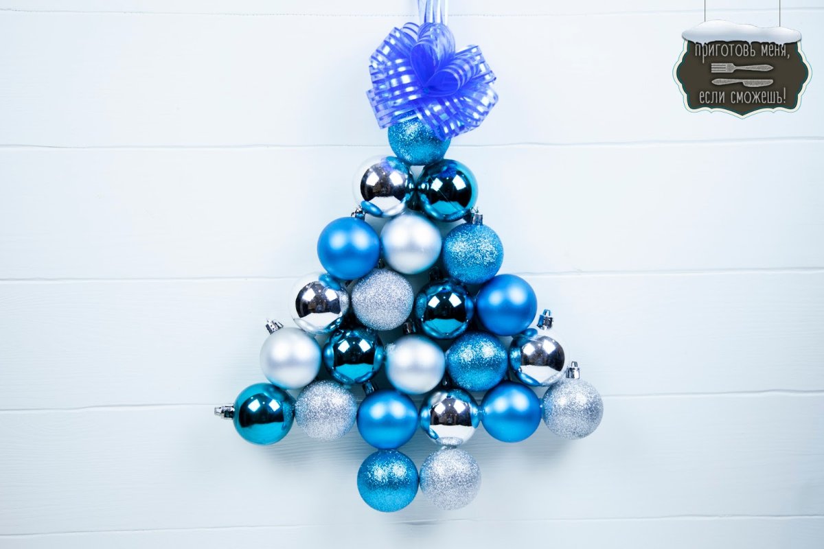 Елка из шаров елочных