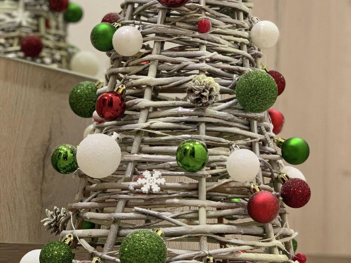 Подлесная елка из шаров