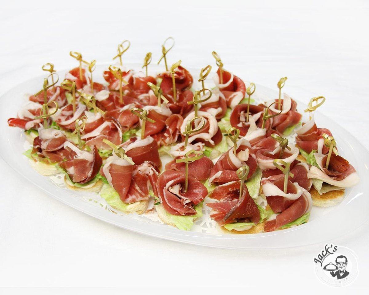 Канапе с сырокопченой колбасой