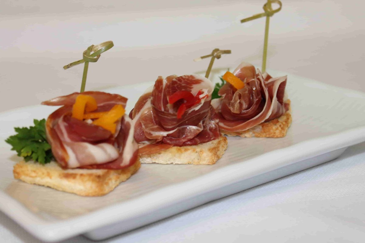 Канапе с бужениной и окороком