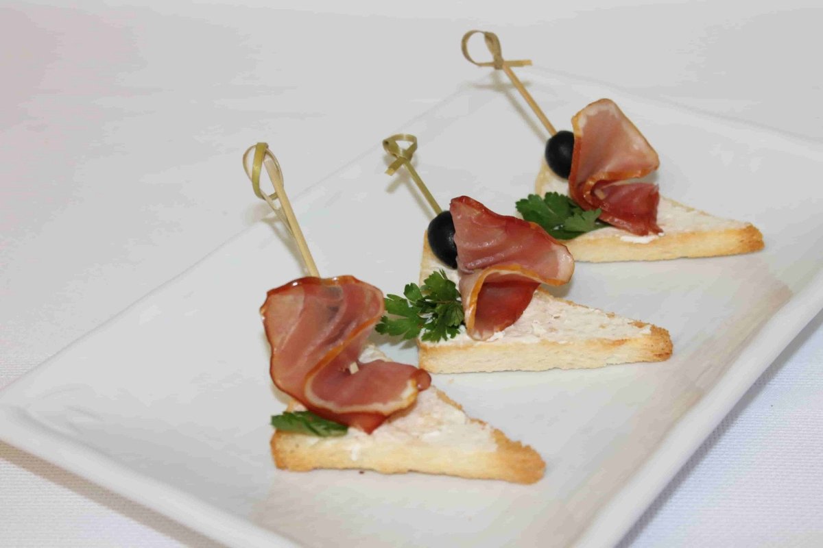 Канапе с осетриной