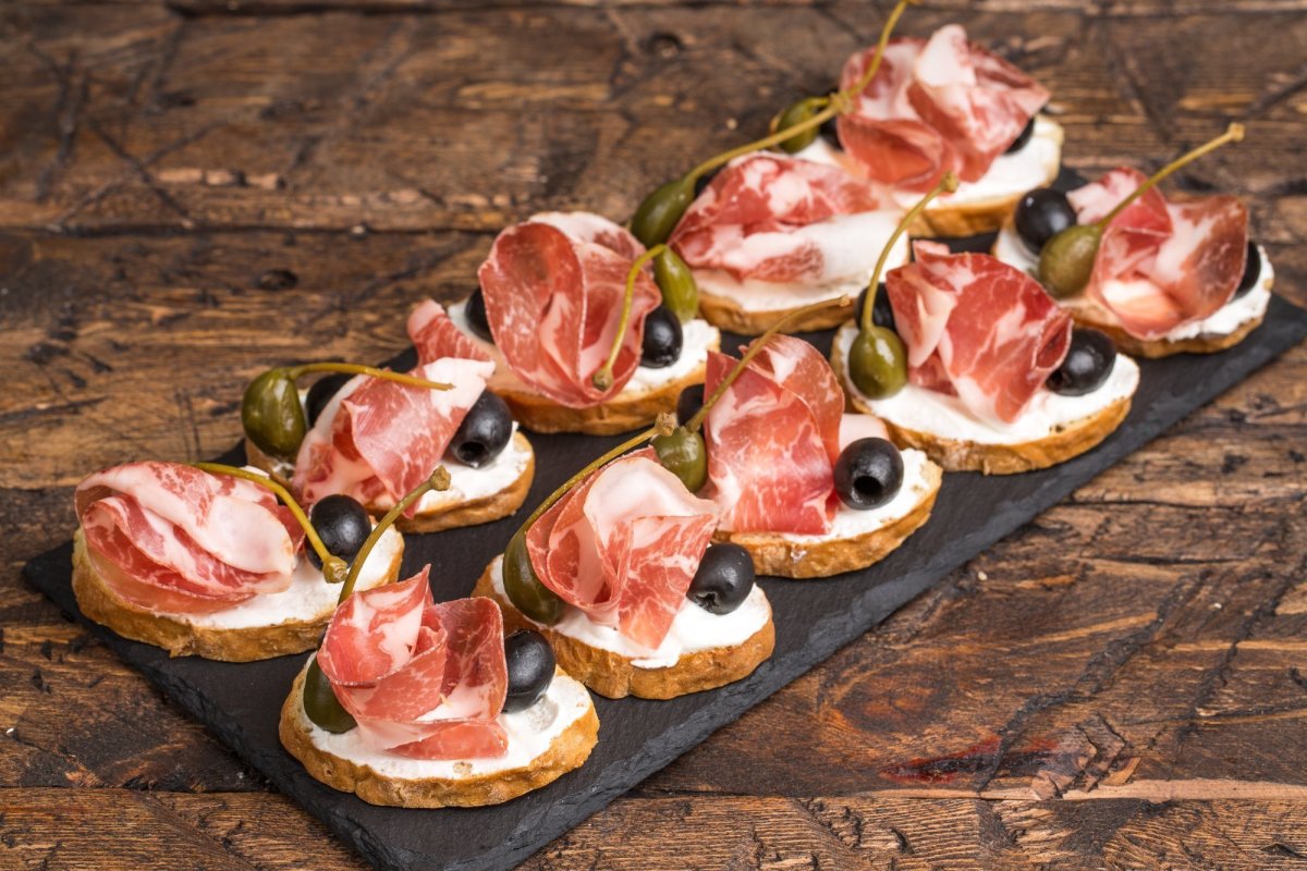 Канапе с беконом