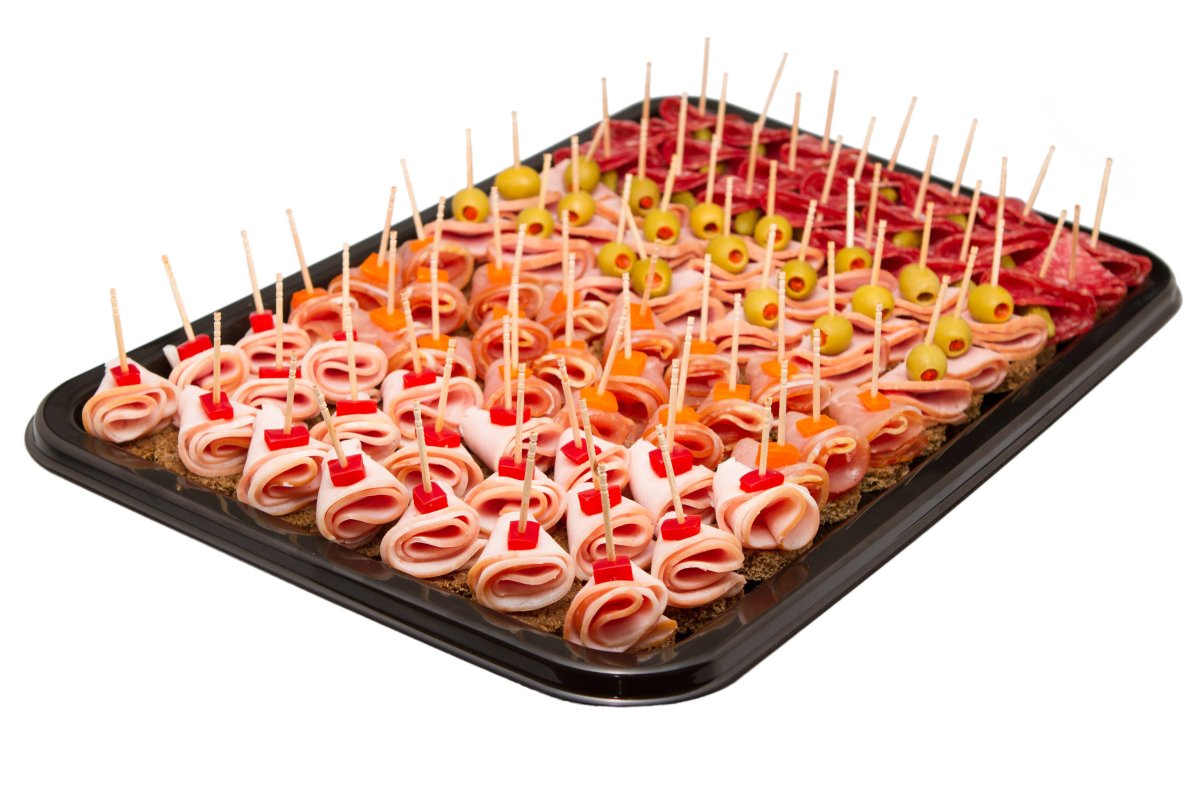 Канапе бантики из колбасы