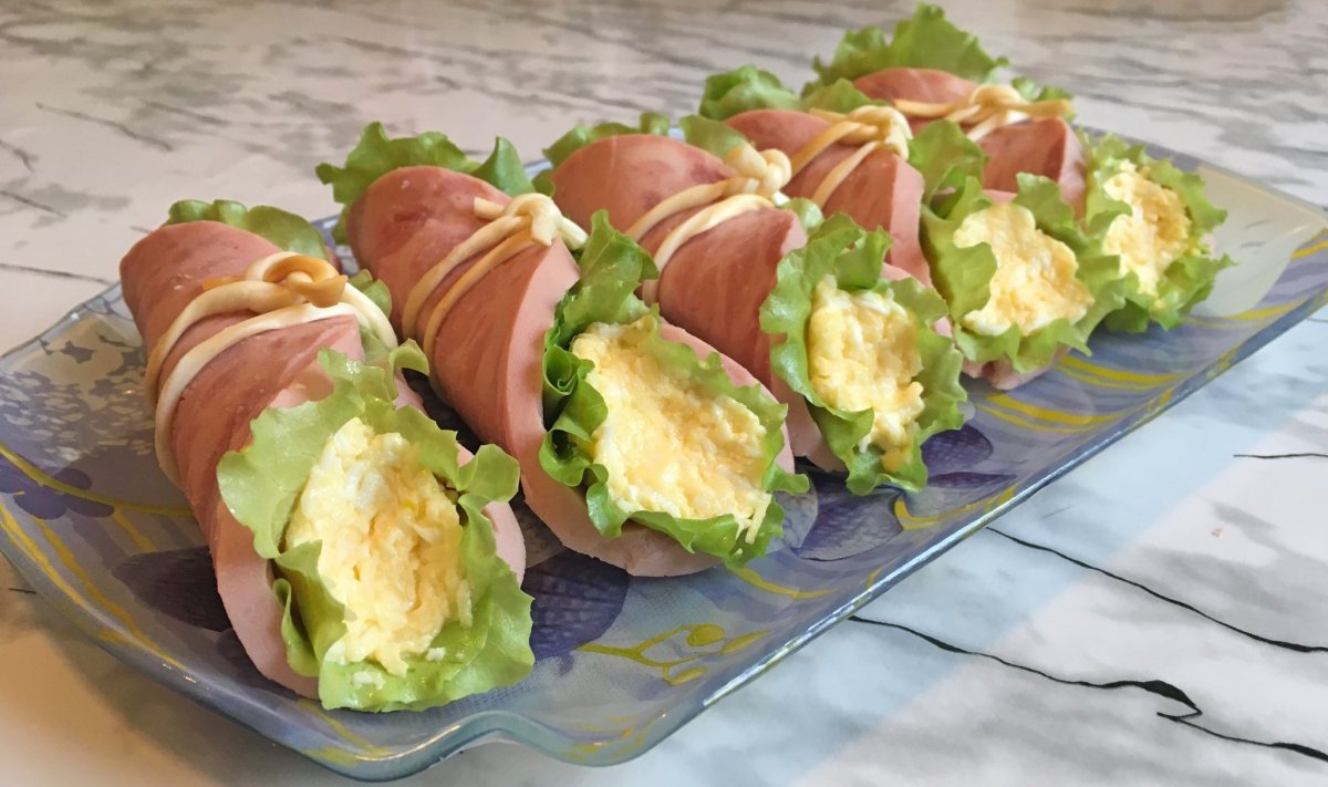 Канапе с салями и корнишонами