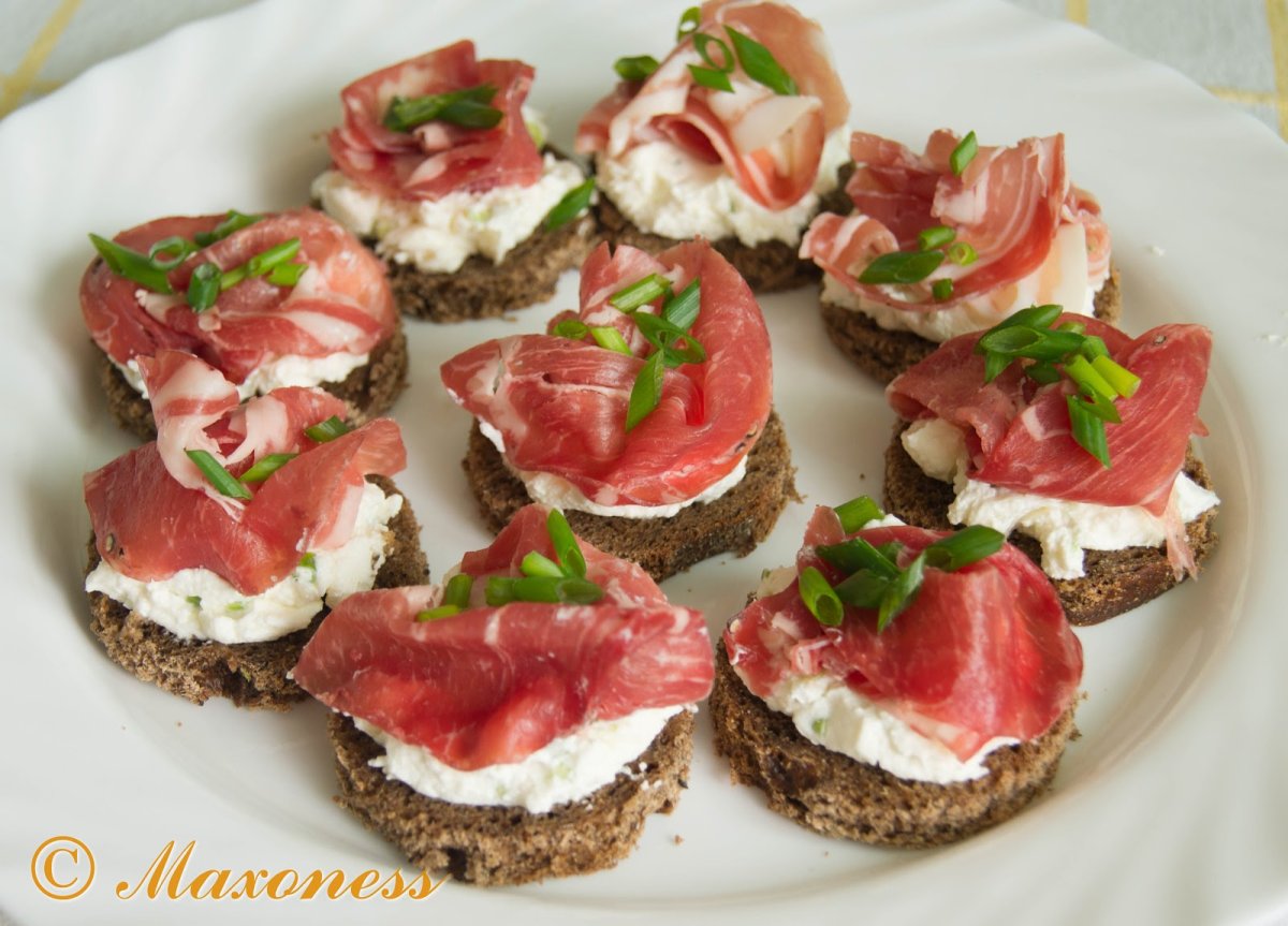 Канапе с пармской ветчиной