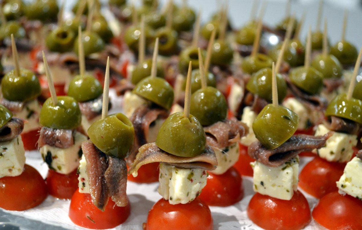 Канапе на шпажках