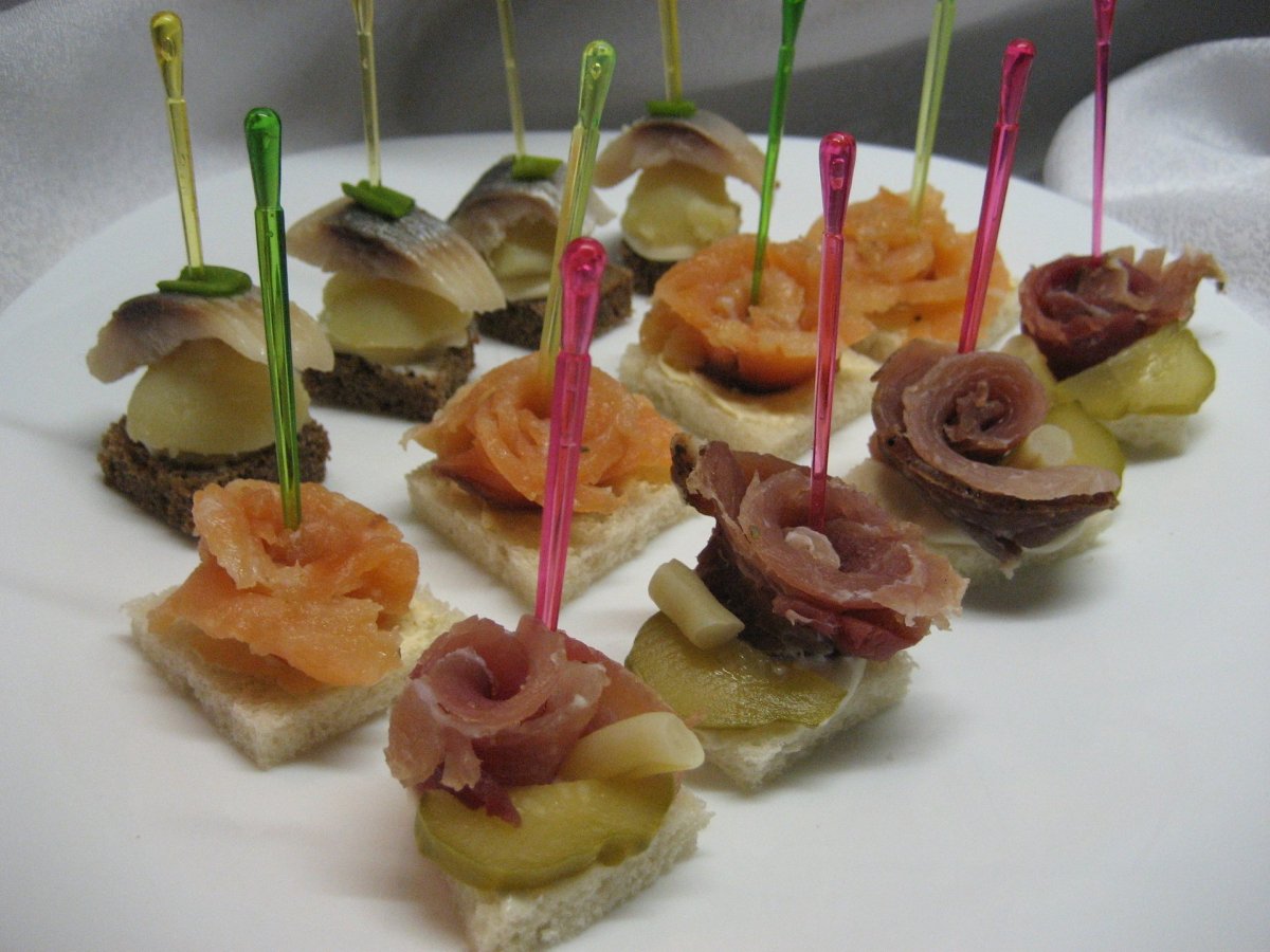 Закуски на шпажках