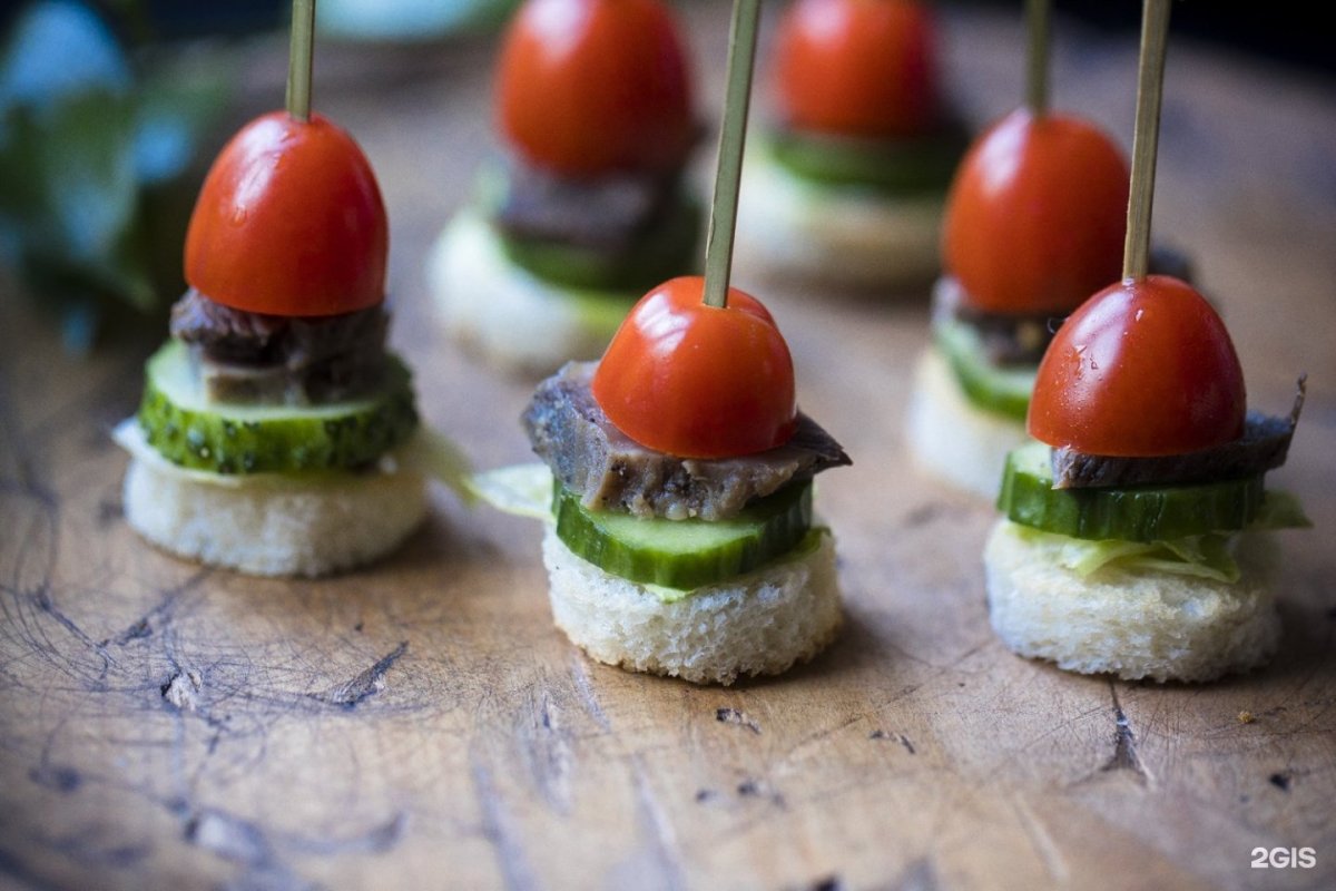 Канапе моцарелла с черри и базиликом