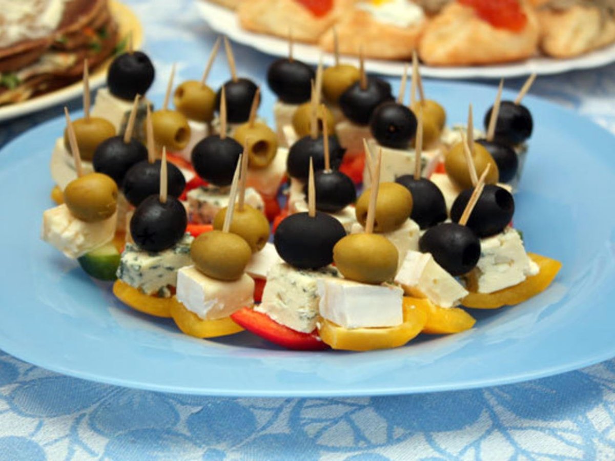 Канапе с перепелиными яйцами на шпажках