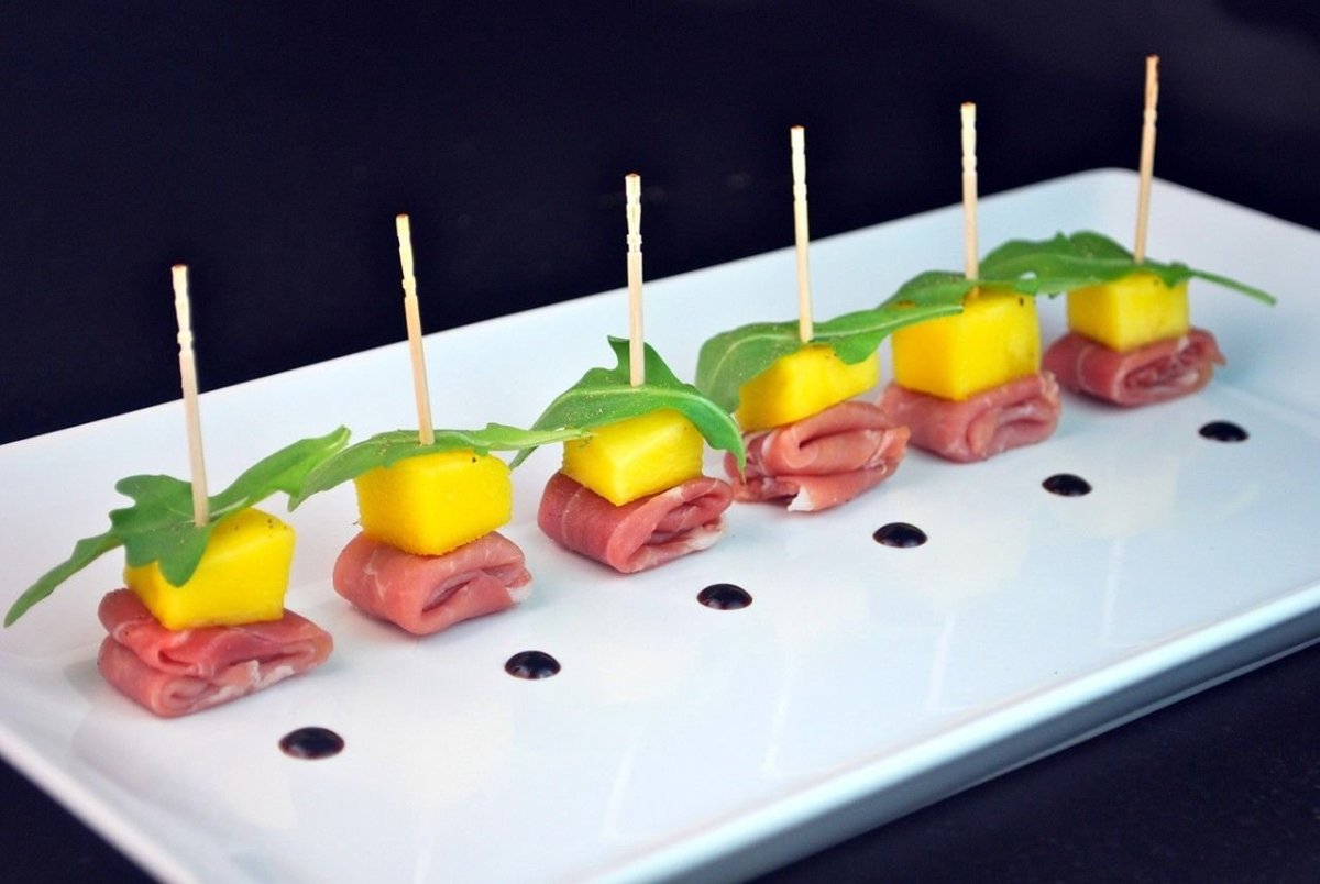 Канапе сыр колбаса маслины