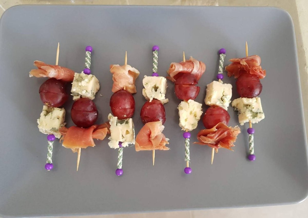 Канапе моцарелла с черри и базиликом