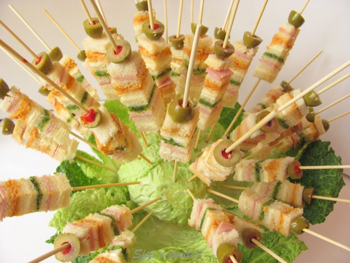 Канапе с салями на шпажках