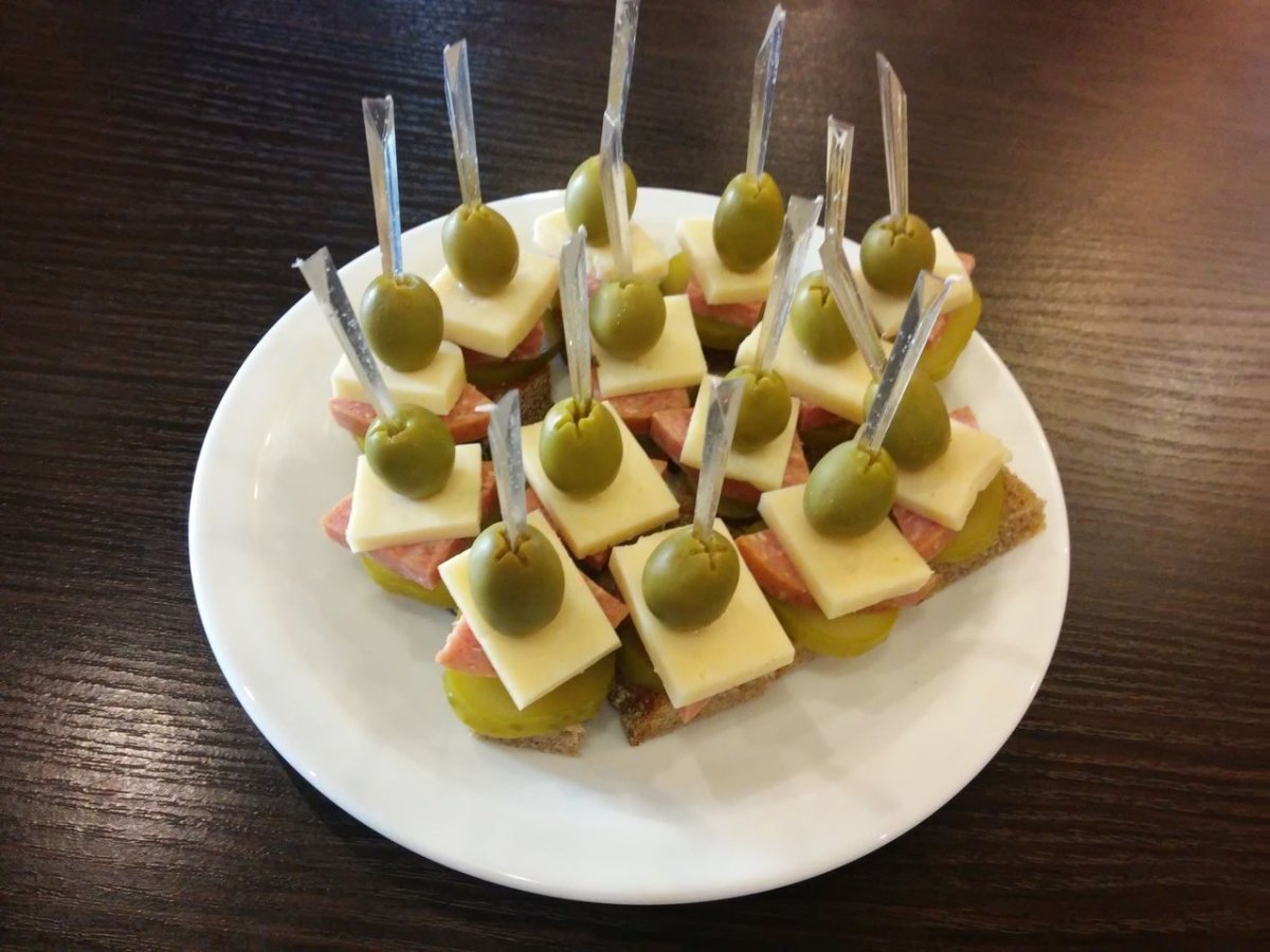 Канапе с салями и корнишонами