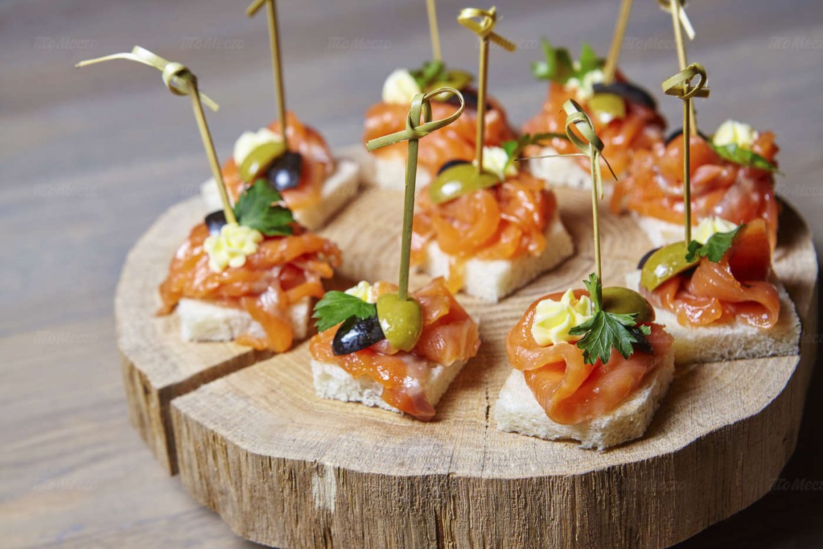 Канапе с вялеными томатами