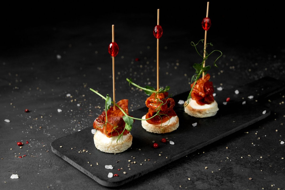 Канапе с моцареллой и креветками