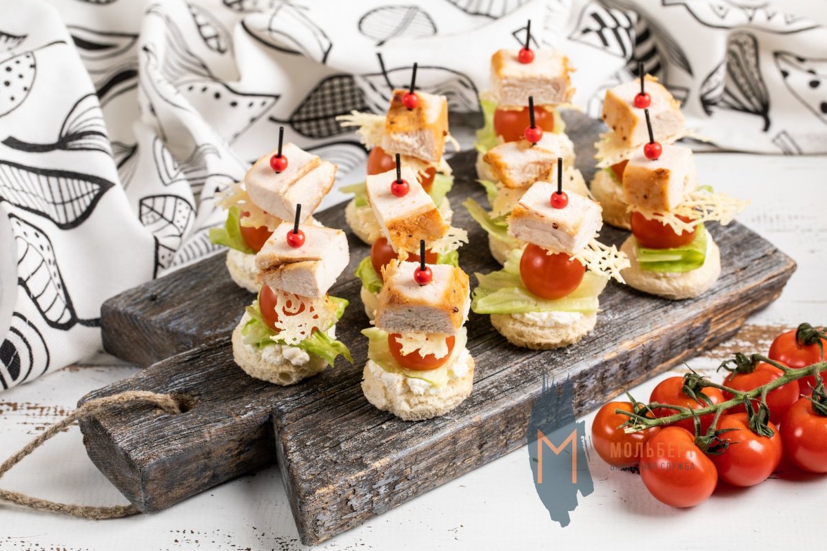 Тапасы моцарелла, черри и базиликом