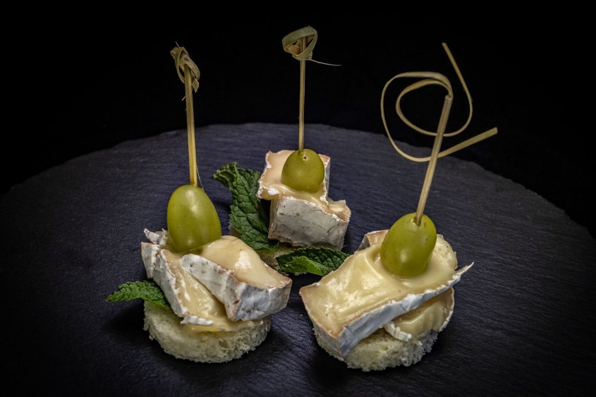 Канапе с камамбером