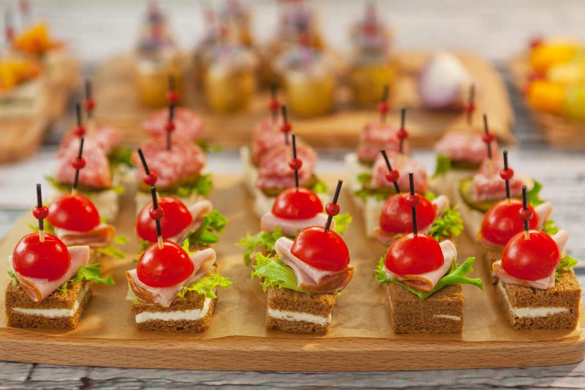 Тарталетки с помидорами черри