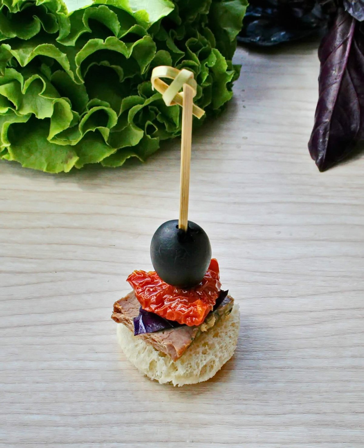 Канапе с вялеными помидорами