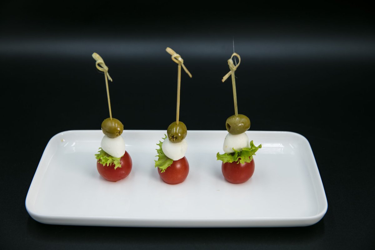 Канапе Фета маслины черри