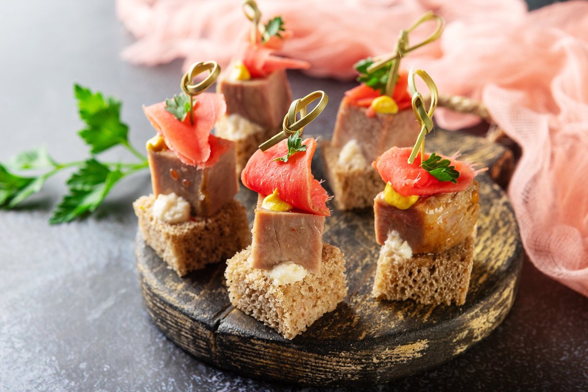 Канапе моцарелла с черри и базиликом