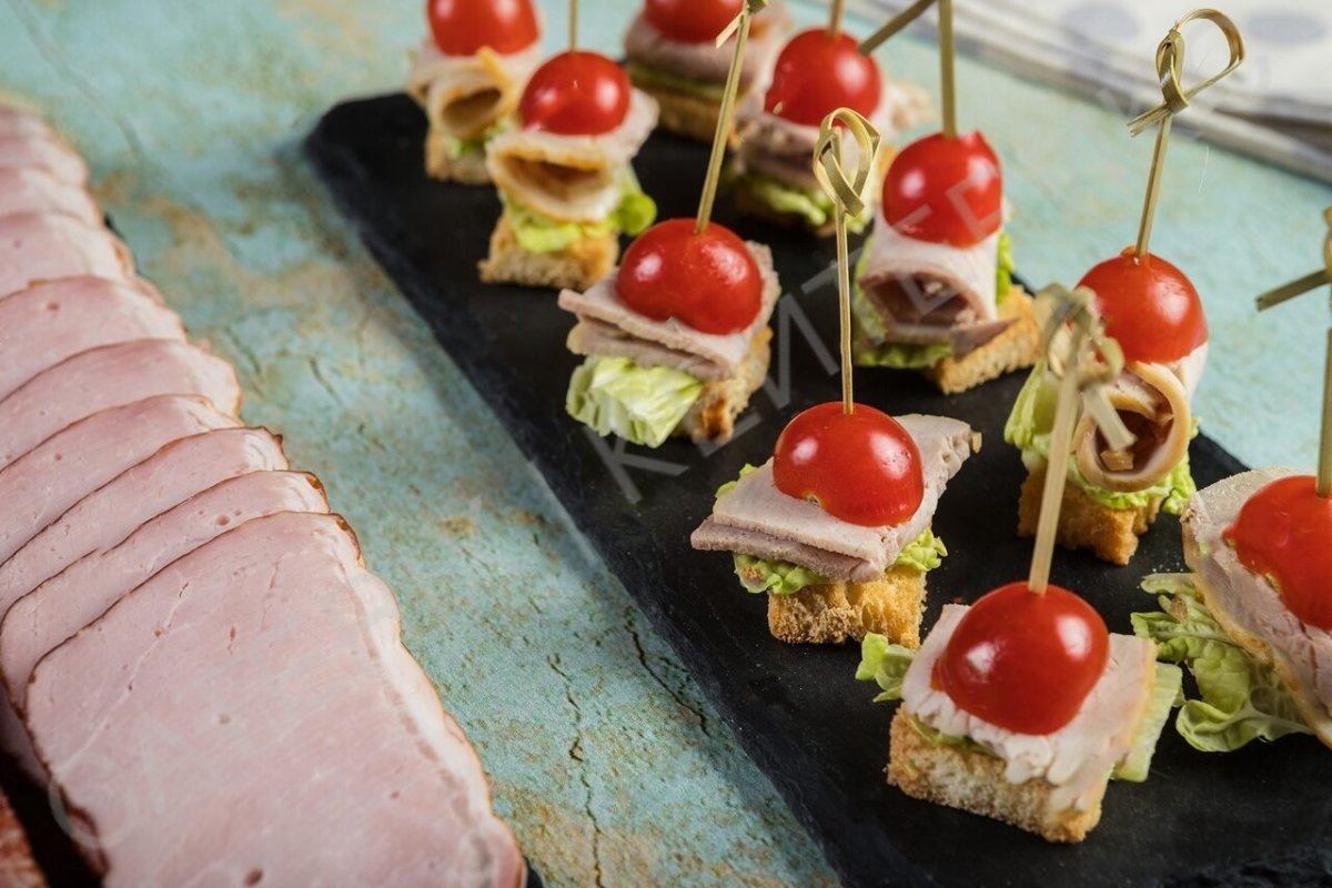 Канапе Капрезе с вялеными помидорами