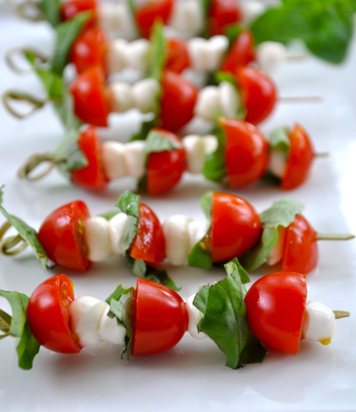 Канапе с помидорами черри на шпажках