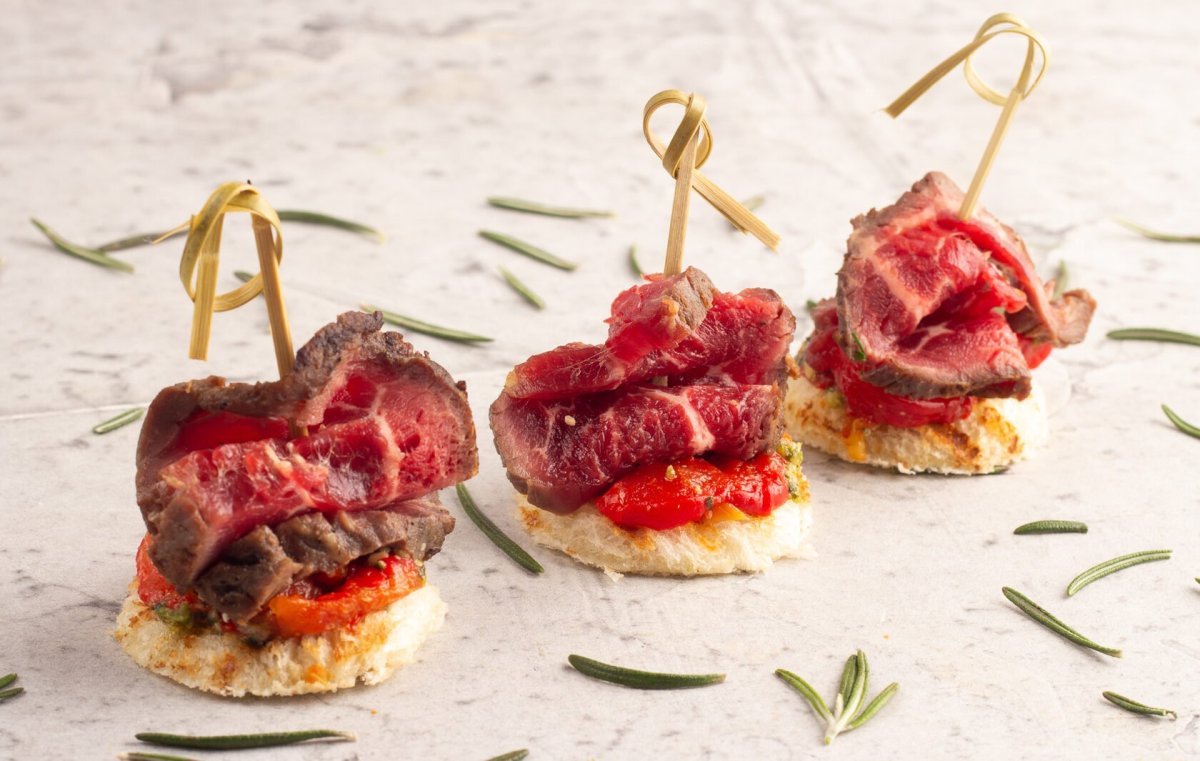 Канапе с ростбифом и рукколой