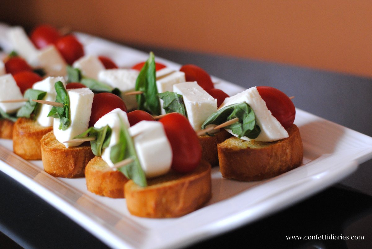 Канапе с сервелатом и черри