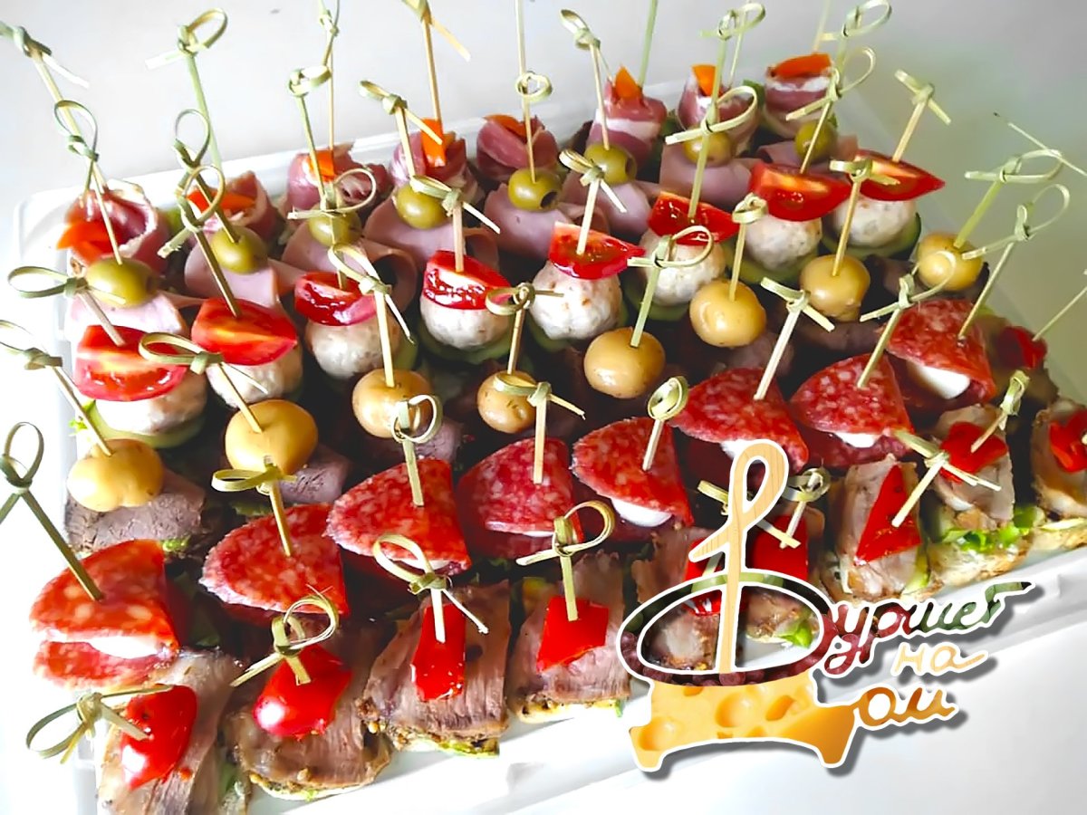 Канапе моцарелла с черри и базиликом