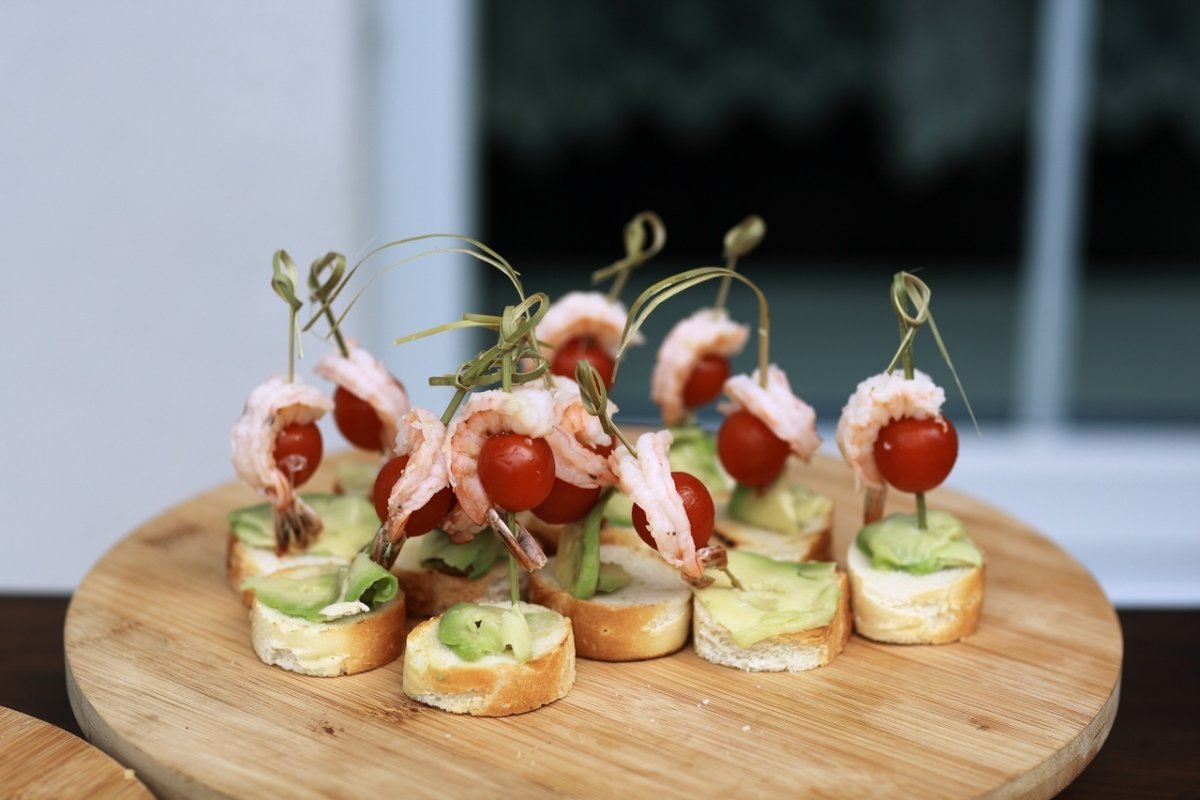 Канапе из моцареллы и соус песто