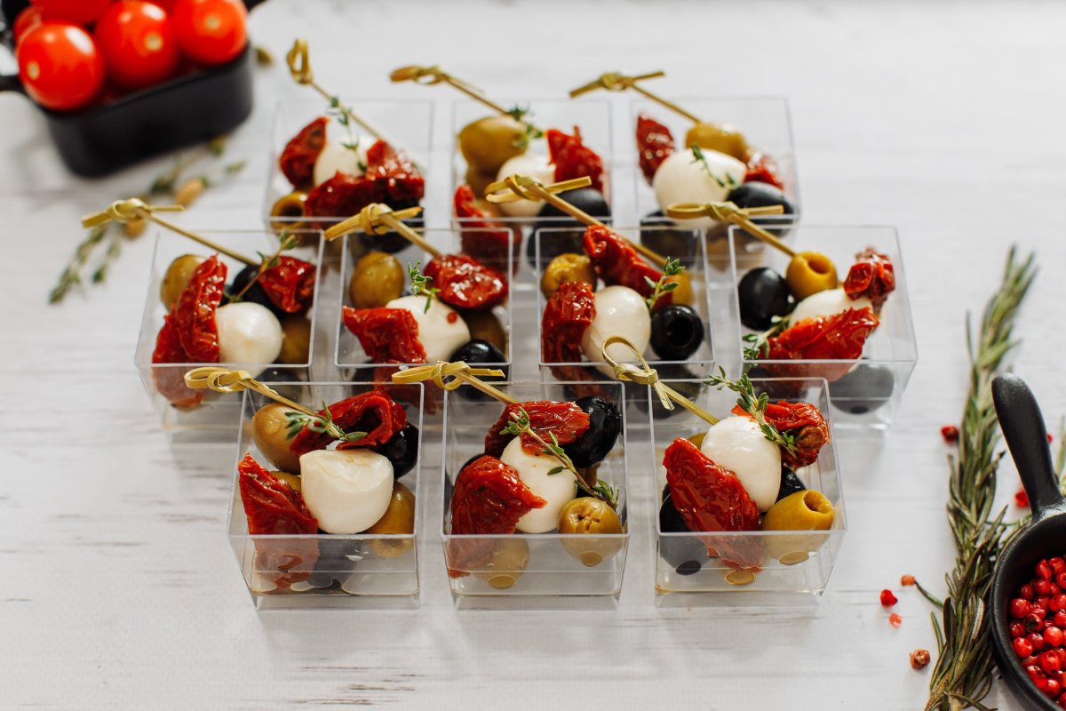 Канапе с вялеными помидорами и моцареллой