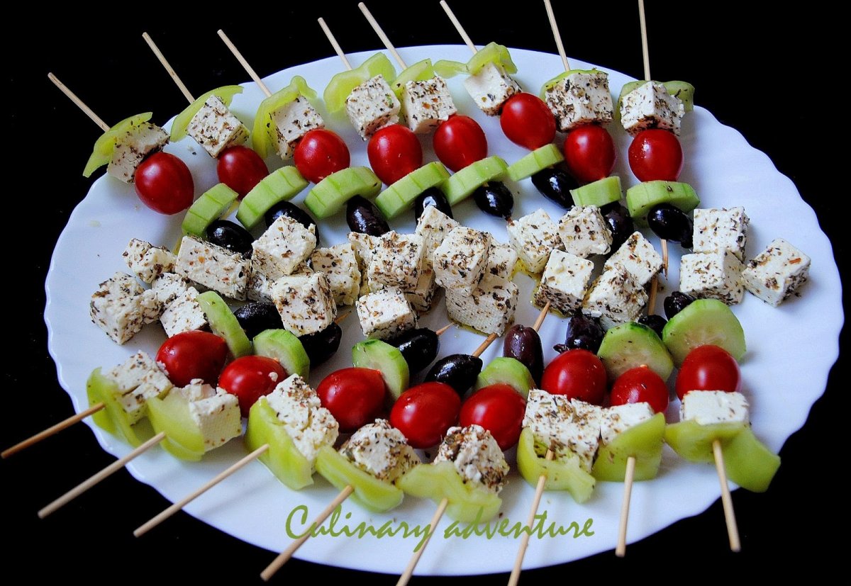 Канапе с салями на шпажках