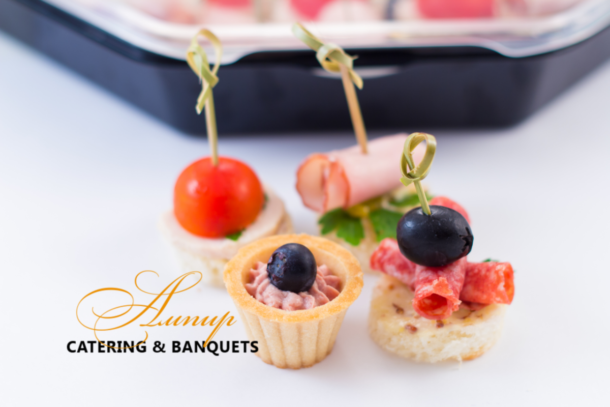 Канапе на шпажках с моцареллой и черри