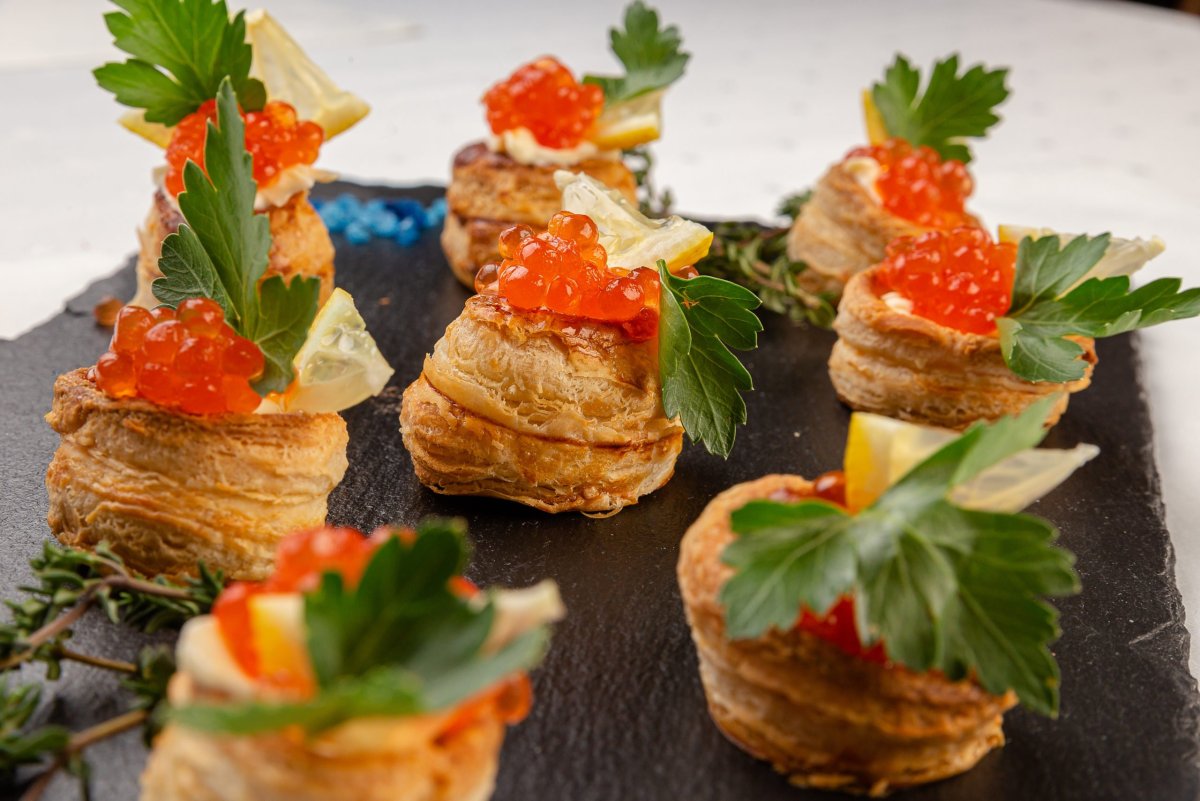 Валованы с красной икрой