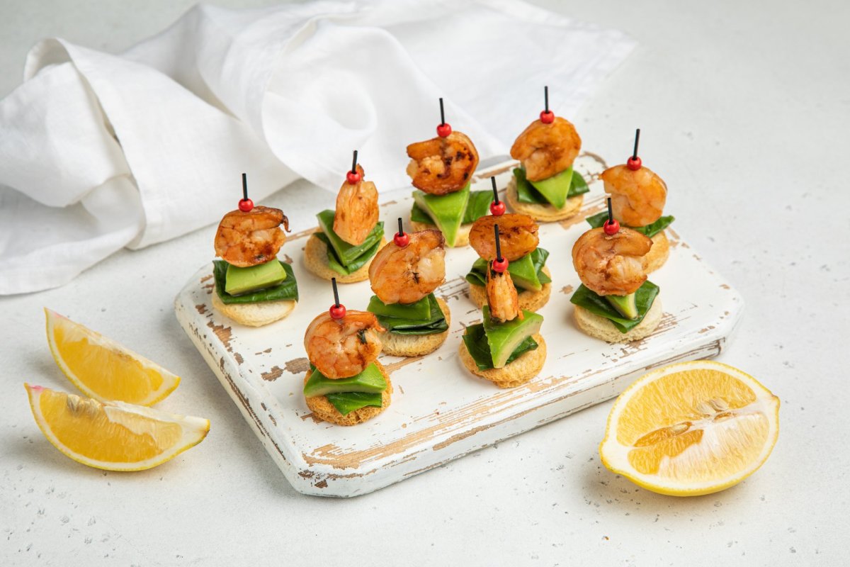 Канапешки на шпажках с красной рыбой