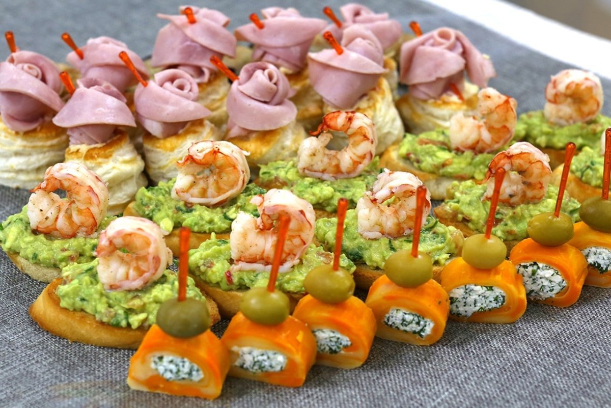 Канапе с полукопченой колбасой