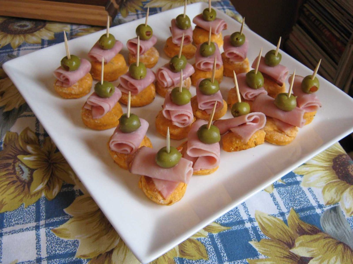 Канапе с бужениной и корнишонами